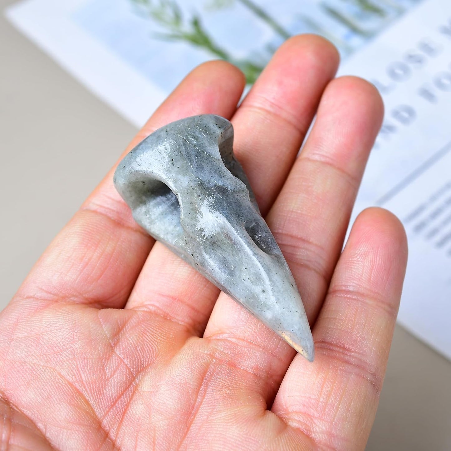 Moonstone Raven Skull Figurine Crystal Healing Stone Spiritual Meditation Pocket Figurine Natural Gemston Hand Carved Polished Home Room Office Desk Decoration Gift Collect